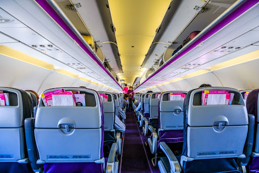 持ち込み荷物が重要な海外旅行の飛行機内