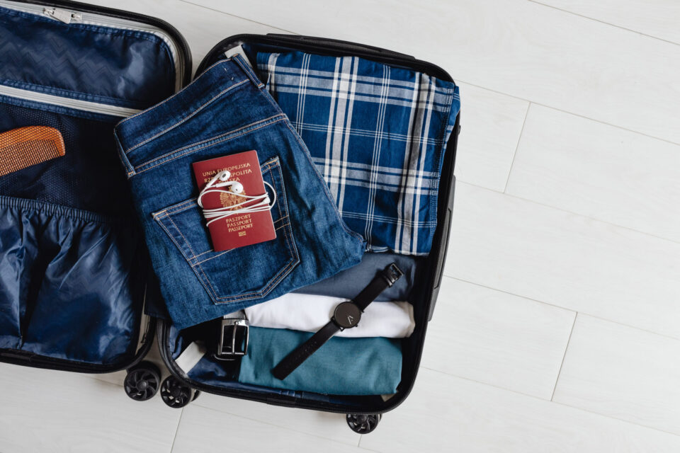 海外旅行のパッキングのコツを実践している場面