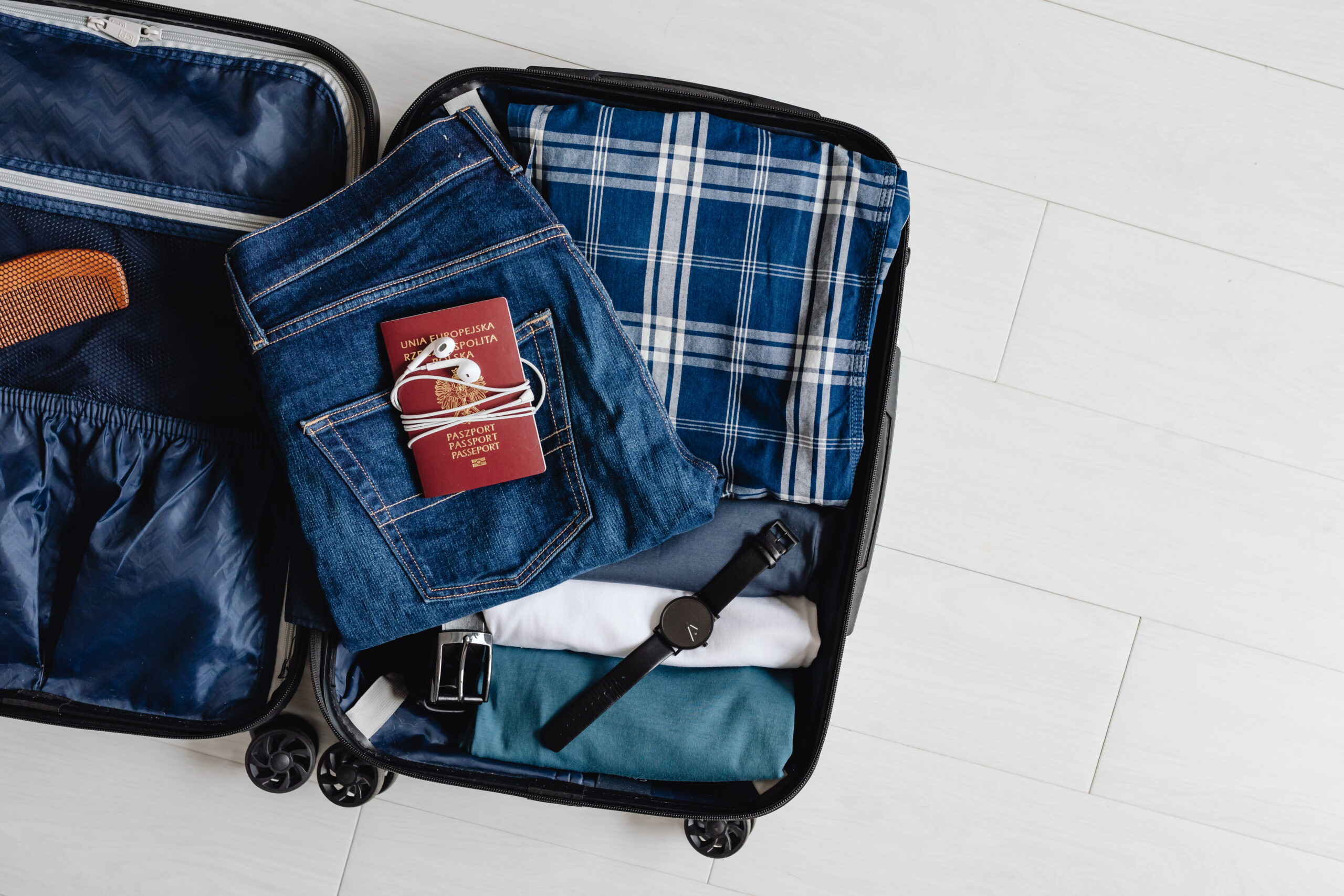 海外旅行のパッキングのコツを実践している場面