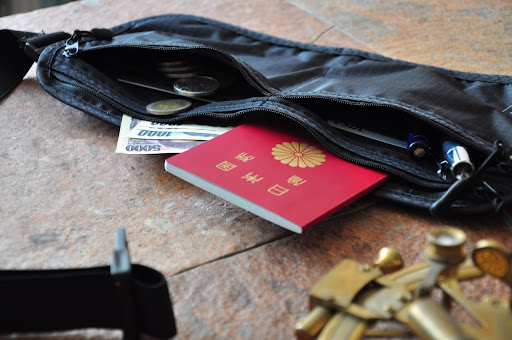 海外旅行で慎重に管理されているパスポート