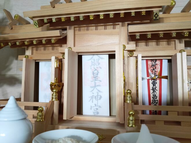 御札が祀られた三社造りの神棚