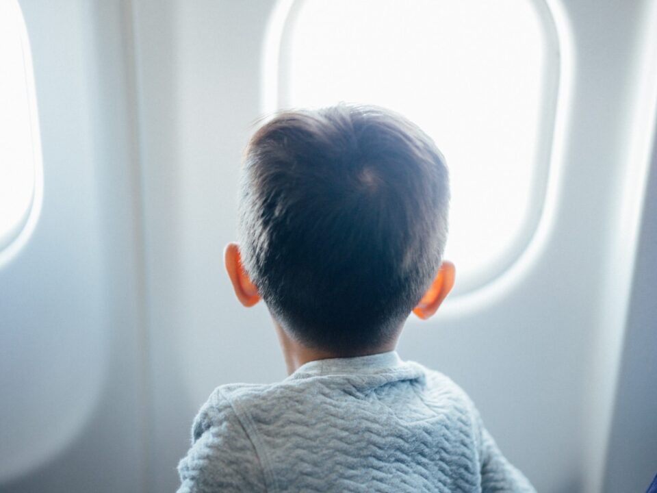 初めての旅で飛行機に乗った子供