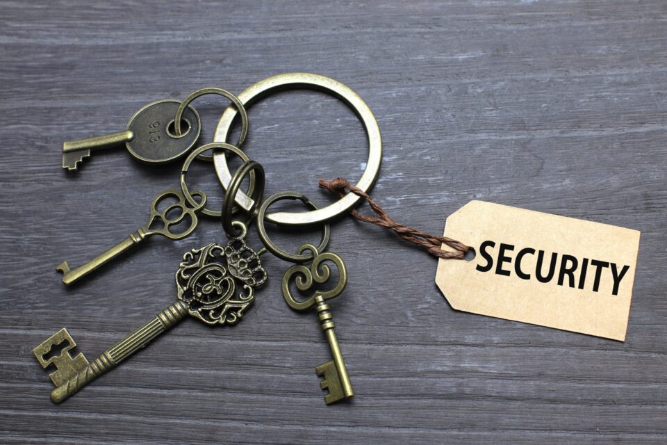 国内旅行で留守にするときの防犯対策
