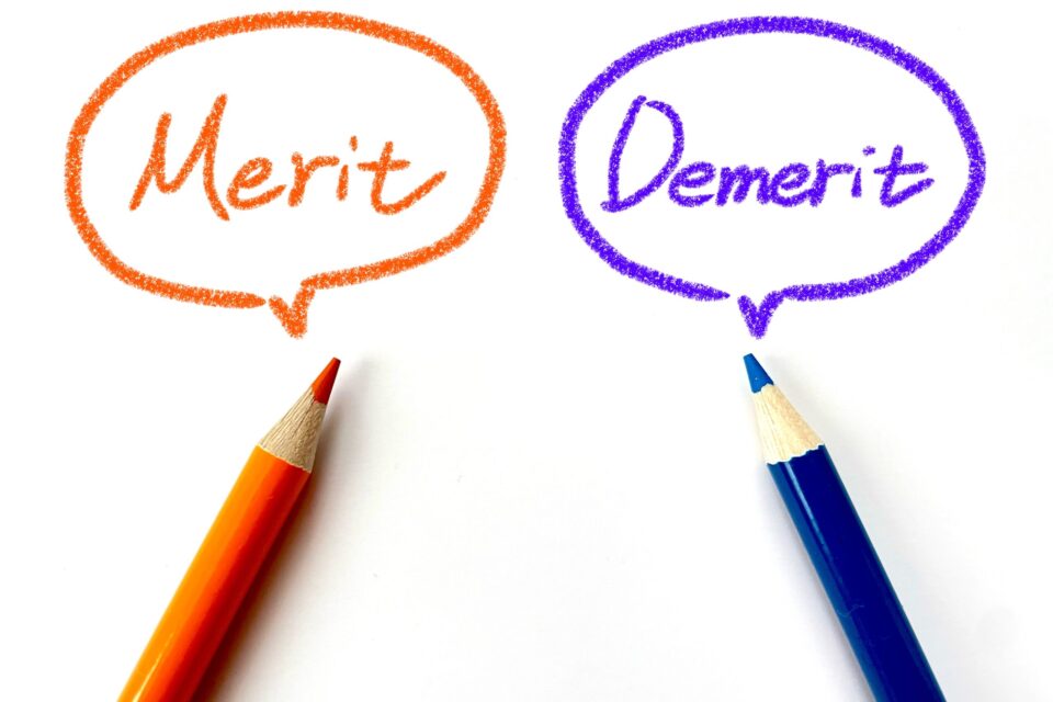 子連れ旅行のメリットとデメリットを表す吹き出し
